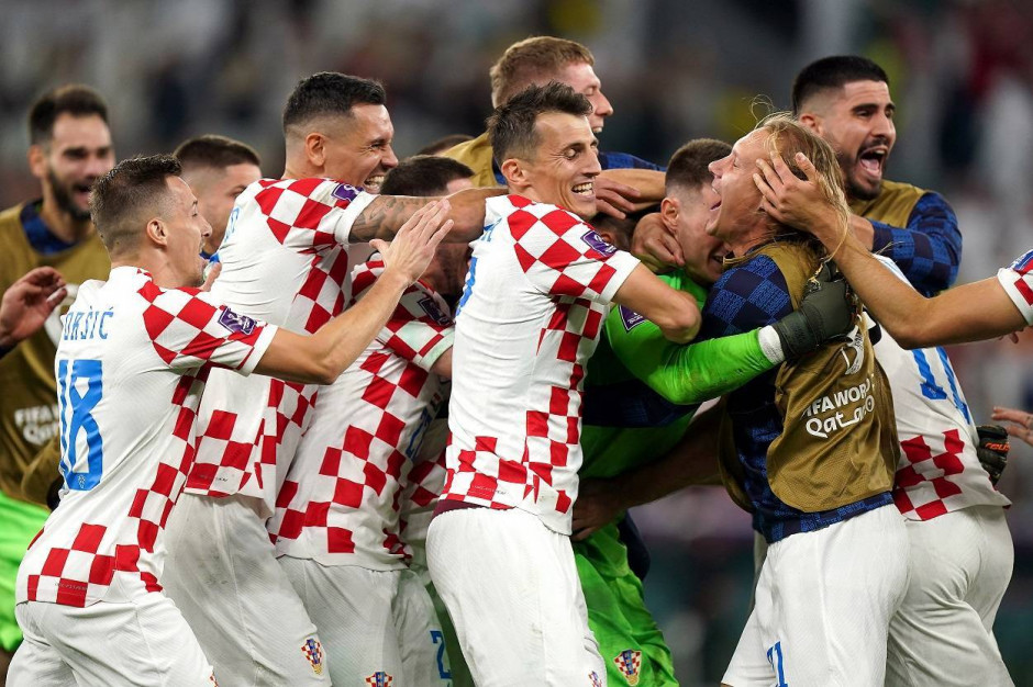 包含欧洲杯足球盛事展现魅力，球迷迷失在足球世界的词条