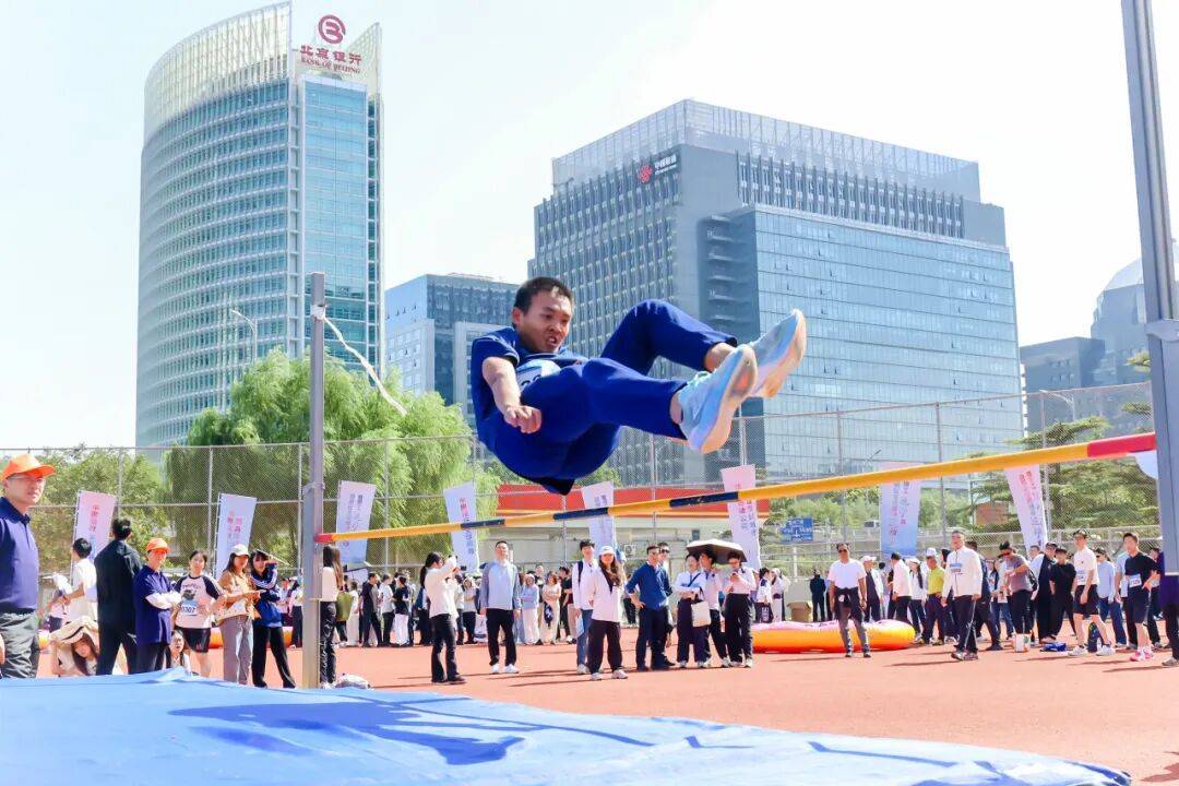 体育赛事频频引发热议,粉丝热情高涨 体育赛事频频引发热议,粉丝热情高涨