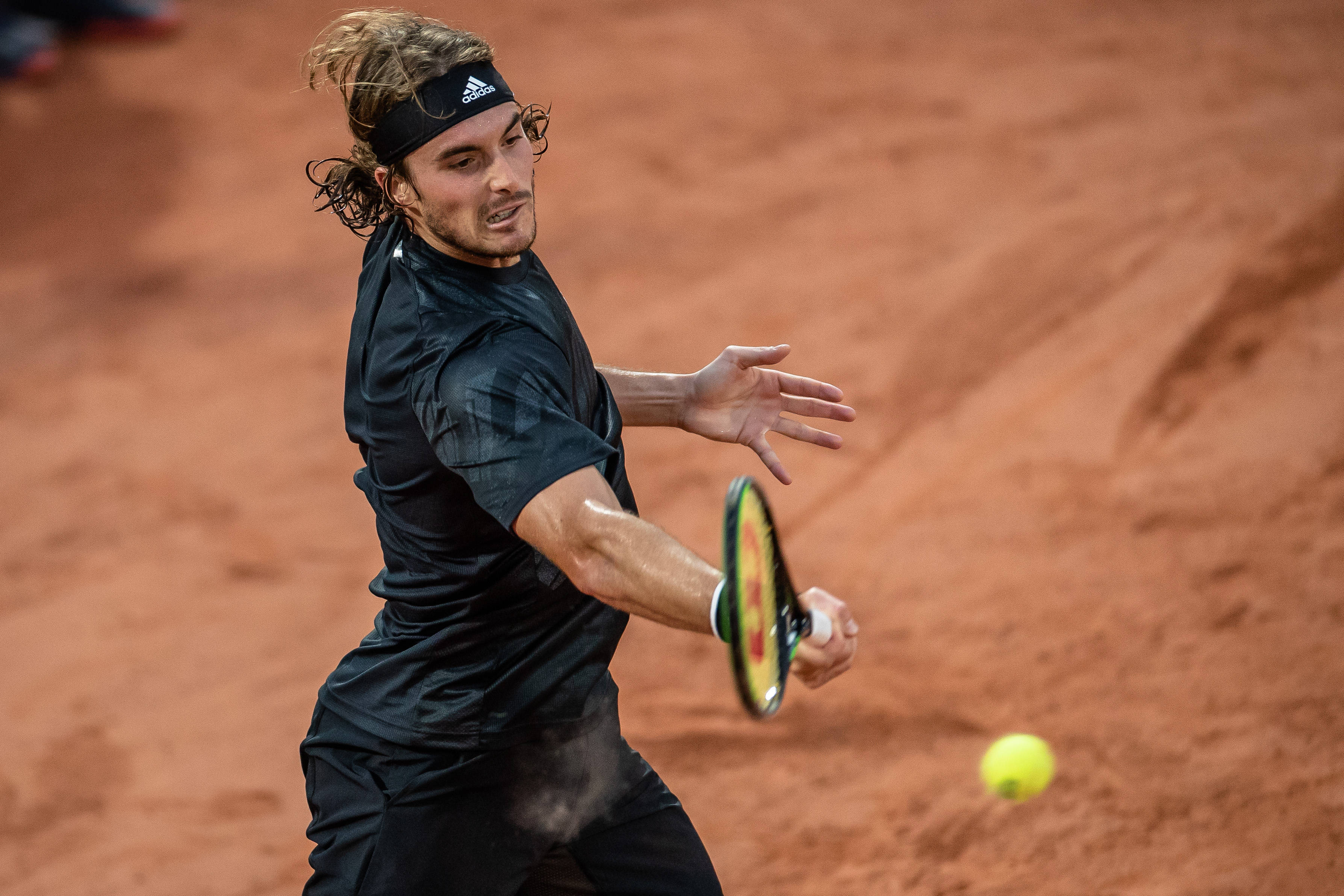 开云体育-法国网球队险胜英国网球队，西西帕斯绝境逆转