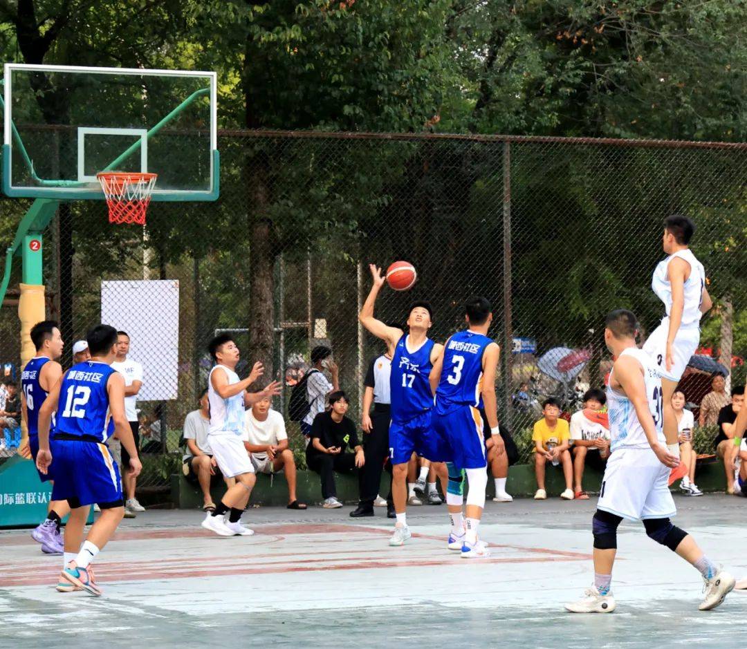 篮球赛场上的精彩瞬间引人瞩目