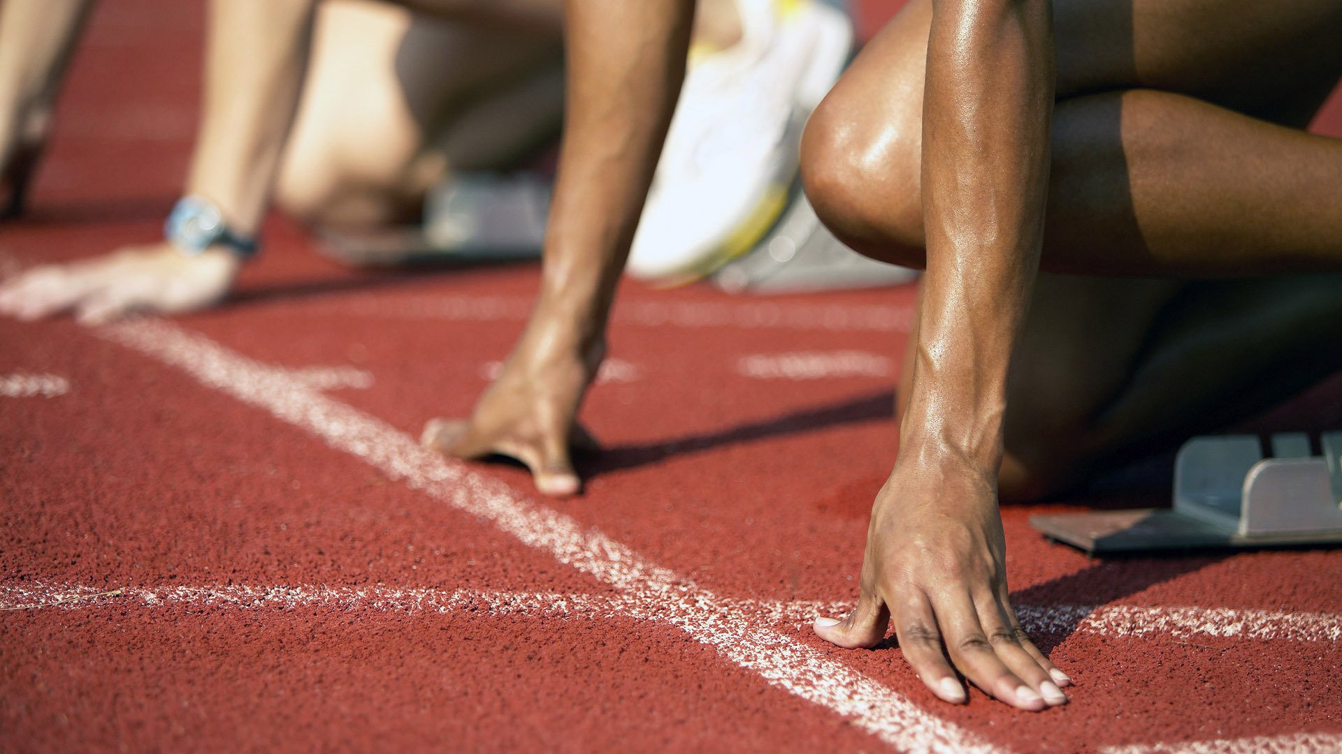 开云体育在线-赛道与球场的双重奏，当F1争冠战火遇上马刺独行侠的生死较量