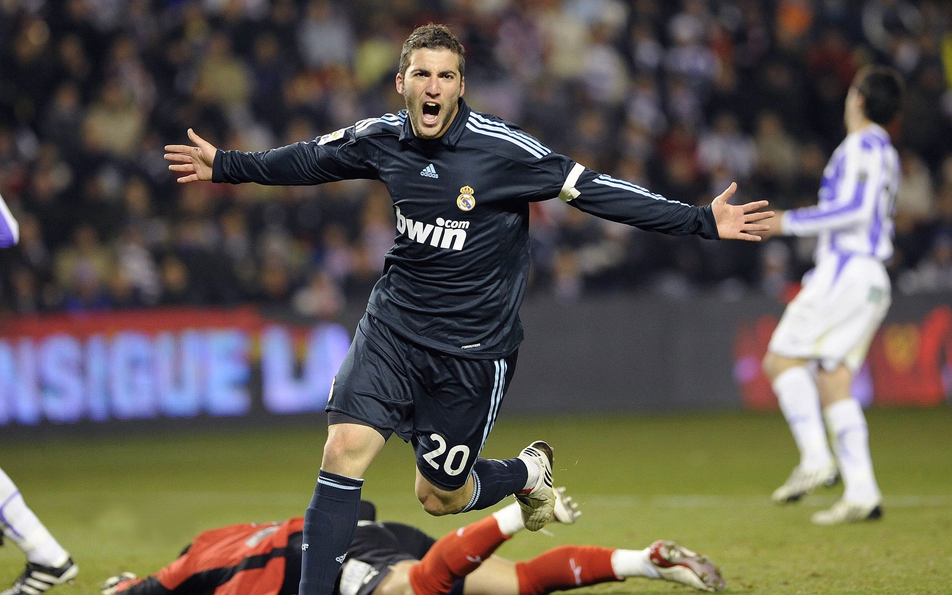 开云体育在线-双星闪耀欧亚，皇马韩国行奠定争冠气质，加克波意甲焦点战宣告王者降临